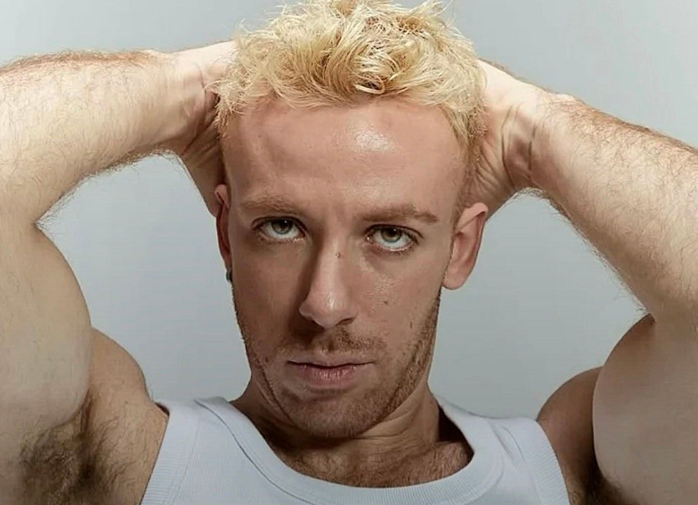 João Côrtes fala sobre nudez no teatro e relembra homofobia sofrida: “Violência presente”