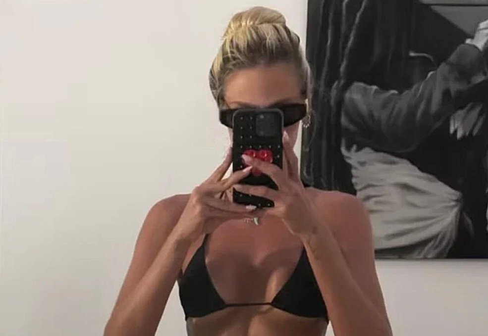 Cintura fininha de Yasmin Brunet chamam atenção em selfie