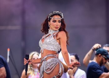 Anitta esquenta o pré-Carnaval com “Gostosin” e aposta em mistura de ritmos brasileiros