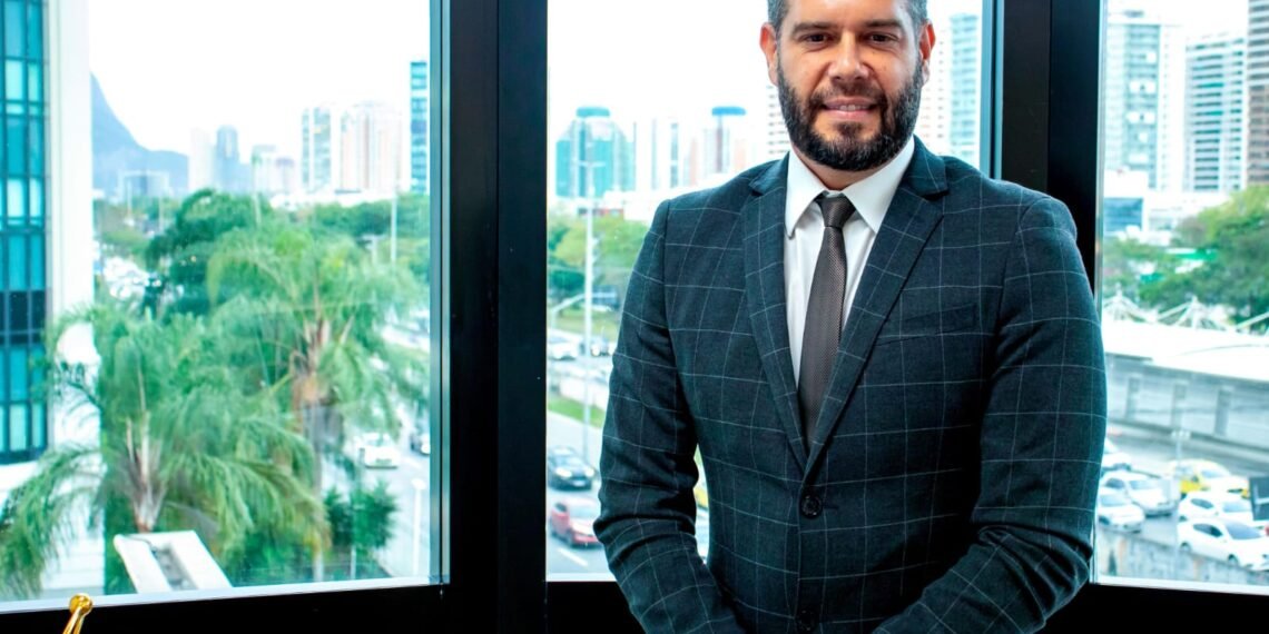 Leandro Luzone articula a conexão entre mercados e culturas: “Sem o Direito Internacional, o mundo é uma anarquia global”