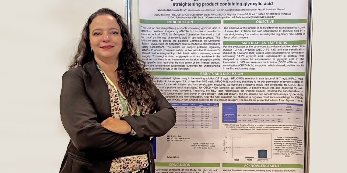 Dra. Michelle Sabrina da Silva ao lado do pôster do estudo sobre ácido glioxílico no CBTOX 2026.
