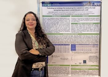 Dra. Michelle Sabrina da Silva ao lado do pôster do estudo sobre ácido glioxílico no CBTOX 2026.