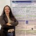 Dra. Michelle Sabrina da Silva ao lado do pôster do estudo sobre ácido glioxílico no CBTOX 2026.