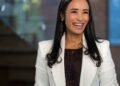 Aline Santos foca em eficiência e alta performance de longo prazo para atuar com responsabilidade no mercado imobiliário de alto padrão.