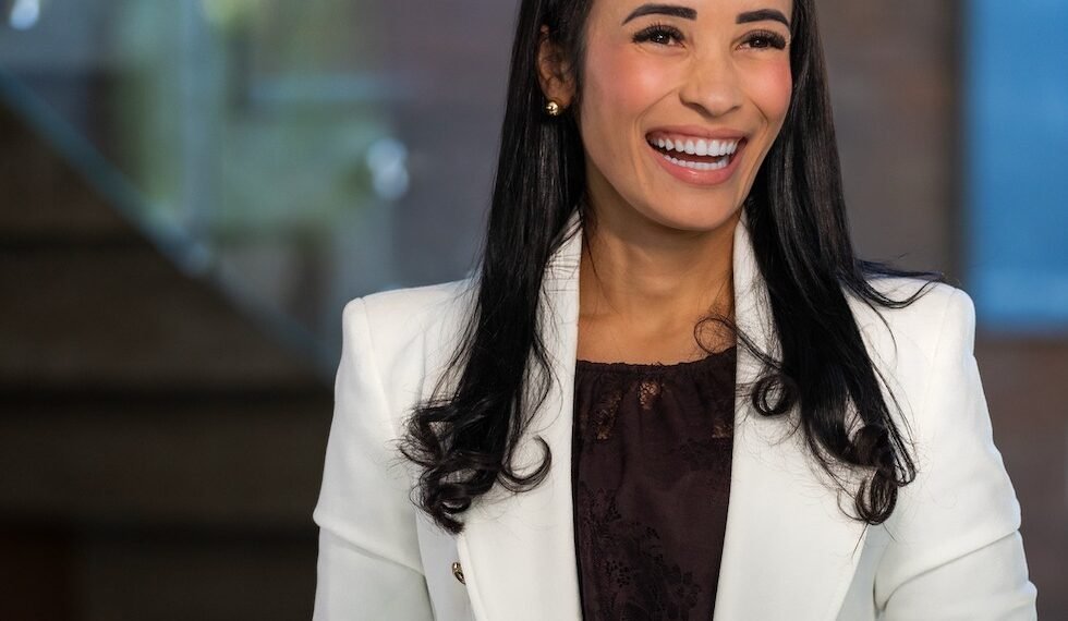 Aline Santos foca em eficiência e alta performance de longo prazo para atuar com responsabilidade no mercado imobiliário de alto padrão.