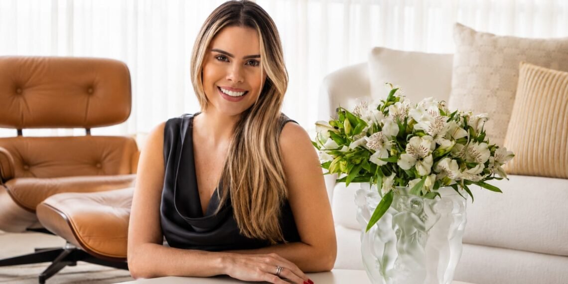 Camila Pimenta destaca que, no mercado de alto padrão, a decisão se orienta pela forma como o espaço responde ao uso real ao longo dos dias.