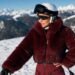 Após Deborah Secco escolher a Skill to Dress para sua viagem à neve, CEO Lia Sangali destaca crescimento da moda ski entre brasileiros.