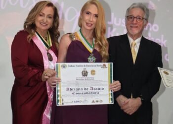 Adriana de Araújo é condecorada como Comendadora.