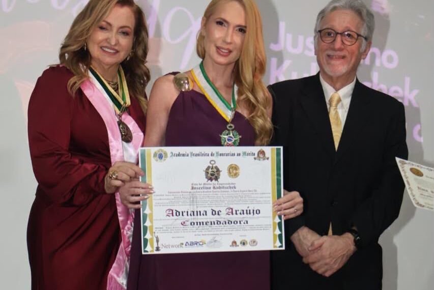 Adriana de Araújo é condecorada como Comendadora.