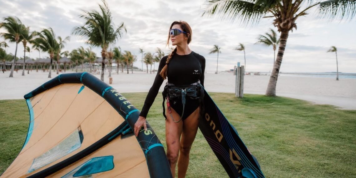 A influenciadora Tayane Dalazen aproveita o kitesurf no Carnaúba Wind House, em Preá (CE).
