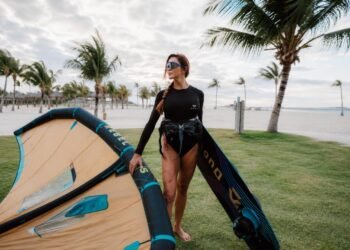 A influenciadora Tayane Dalazen aproveita o kitesurf no Carnaúba Wind House, em Preá (CE).
