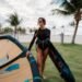 A influenciadora Tayane Dalazen aproveita o kitesurf no Carnaúba Wind House, em Preá (CE).