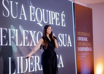 Lara Andrade, proprietária do Studio Andrade, cliente da Belasis, empresa especializada em soluções de gestão para negócios do setor de beleza.