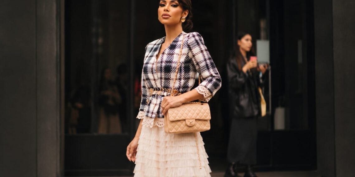 Giovanna Veríssimo afirma que a roupa é apenas parte da conversa sobre moda, comportamento e estilo, e a verdade é fundamental nesse conceito.