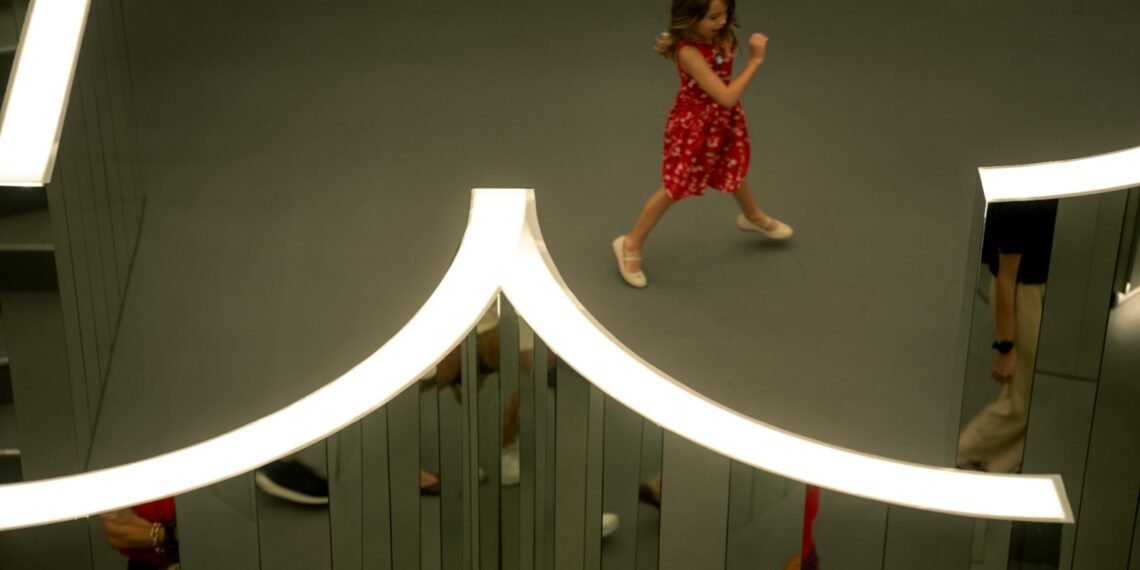 Crianças a partir de 4 anos podem explorar a arte, a natureza e a imaginação em atividades da exposição Sou o Outro do Outro, de Es Devlin, na Casa Bradesco.