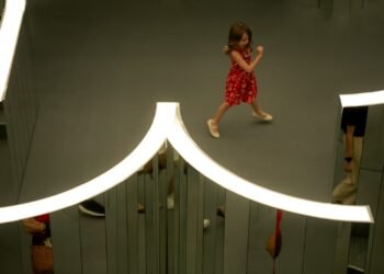 Crianças a partir de 4 anos podem explorar a arte, a natureza e a imaginação em atividades da exposição Sou o Outro do Outro, de Es Devlin, na Casa Bradesco.