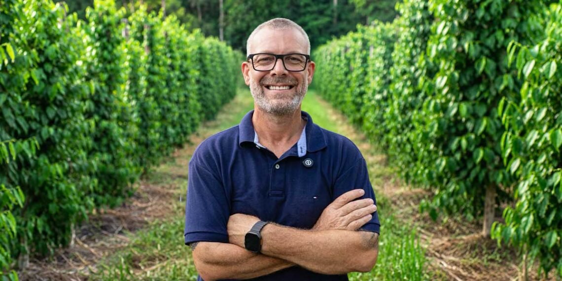 Erasmo Fernandes lidera uma nova era da pimenta-do-reino brasileira.
