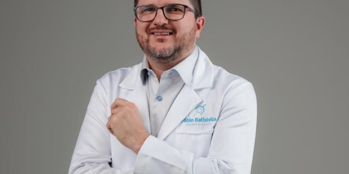 Dr. Fábio Batistella esclarece que o diagnóstico da fibromialgia é clínico e mostra que existem comportamentos que auxiliam a aliviar as dores.