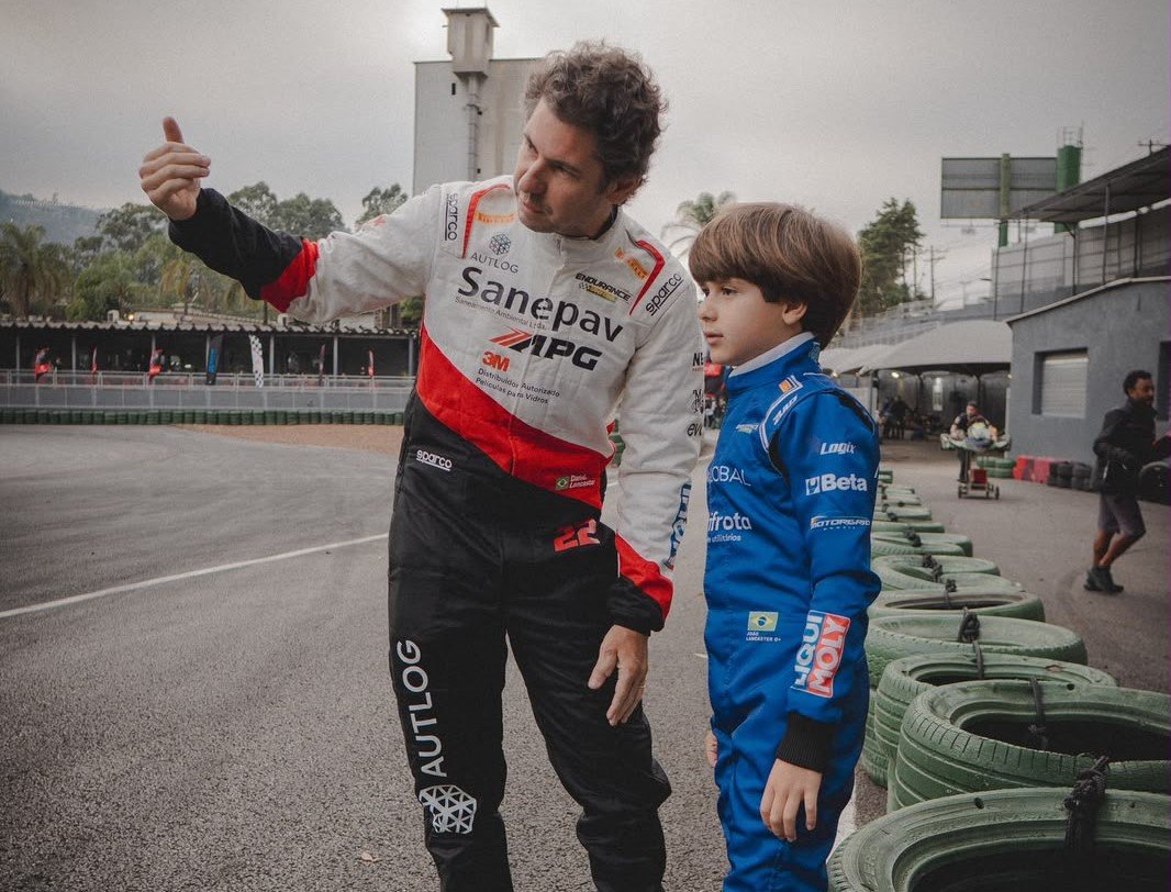 Daniel Lancaster acompanha estreia do filho João no kart.