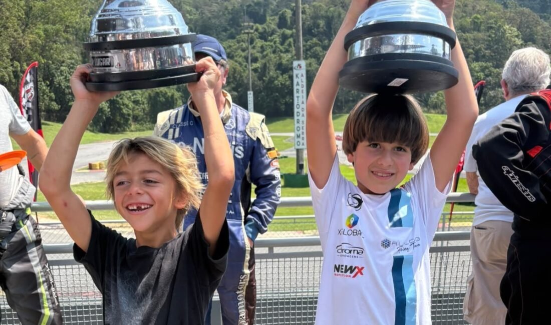 Daniel Lancaster acompanha estreia do filho no kart.