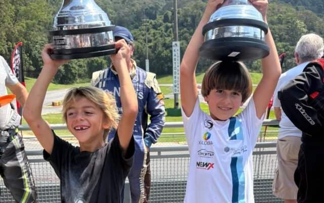 Daniel Lancaster acompanha estreia do filho no kart.